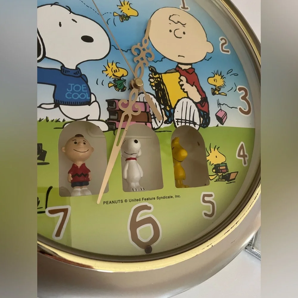 Vintage Peanuts & Friends Wall Clock with figures Charlie Brown Snoopy Rare